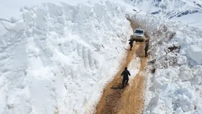 Yüksekova’da 5 metrelik karla mücadele