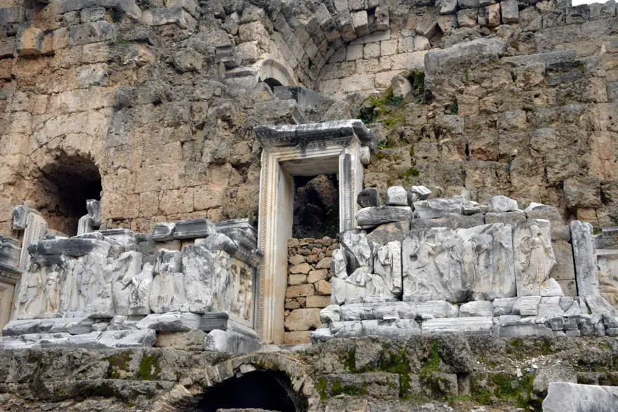 2 bin yıllık Perge Tiyatrosu restore edilecek 5