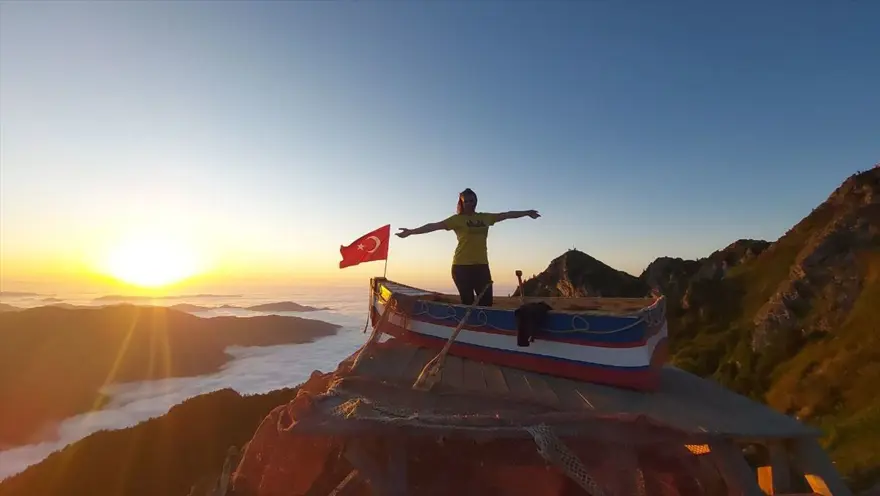 "Bulut denizi" için 2 bin 700 rakımlı yaylada kayık yaptı 14