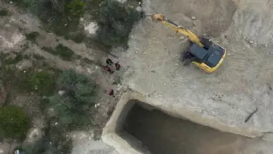 Define diyerek kepçeyle tarlaya daldılar