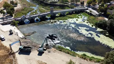 Otla kaplanan Tunca Nehri'nde temizlik