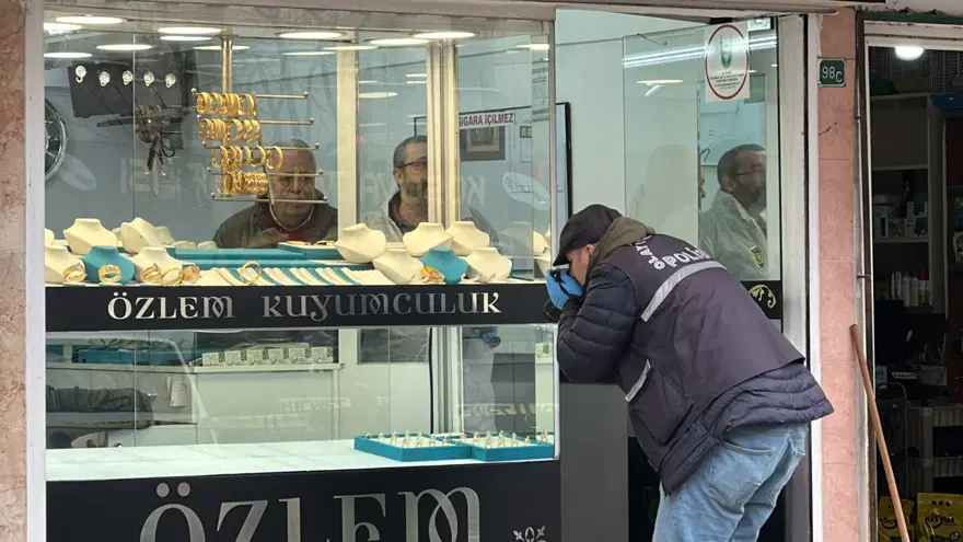 Bursa'da kar maskeli silahlı soygun: 1 dakika içinde 3,5 milyon liralık kuyumcu vurgunu 5
