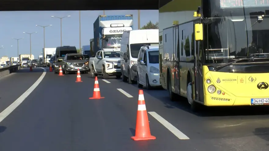 TEM otoyolunda kaza: Kamyonete arkadan çarpan motosiklet sürücüsü hayatını kaybetti 3