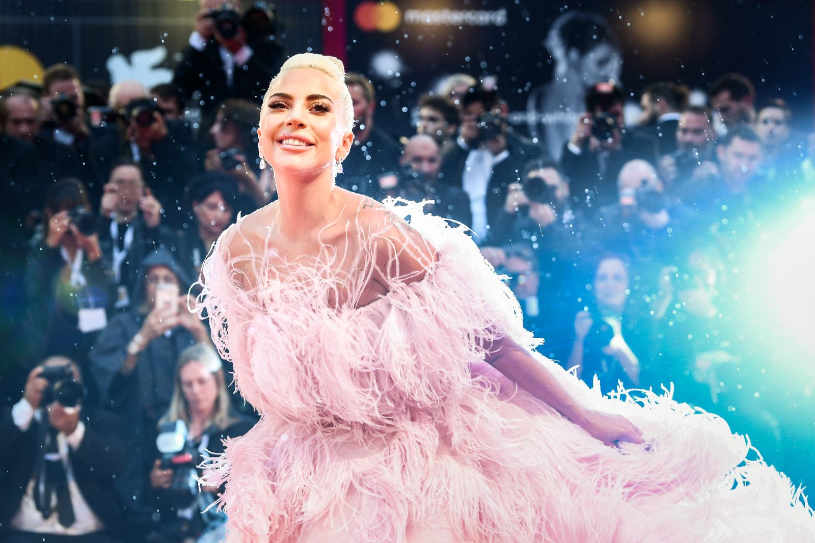 Ünlü şarkıcı Lady Gaga nişanlandı