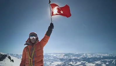 Engelleri aştı, 5 kıtada 5 zirveye tırmandı