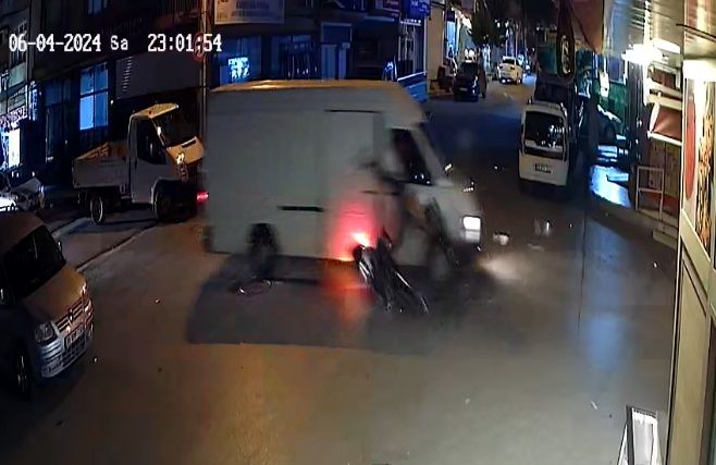 İzmir’de minibüsle motosiklet çarpıştı: 1 kişi ağır yaralı