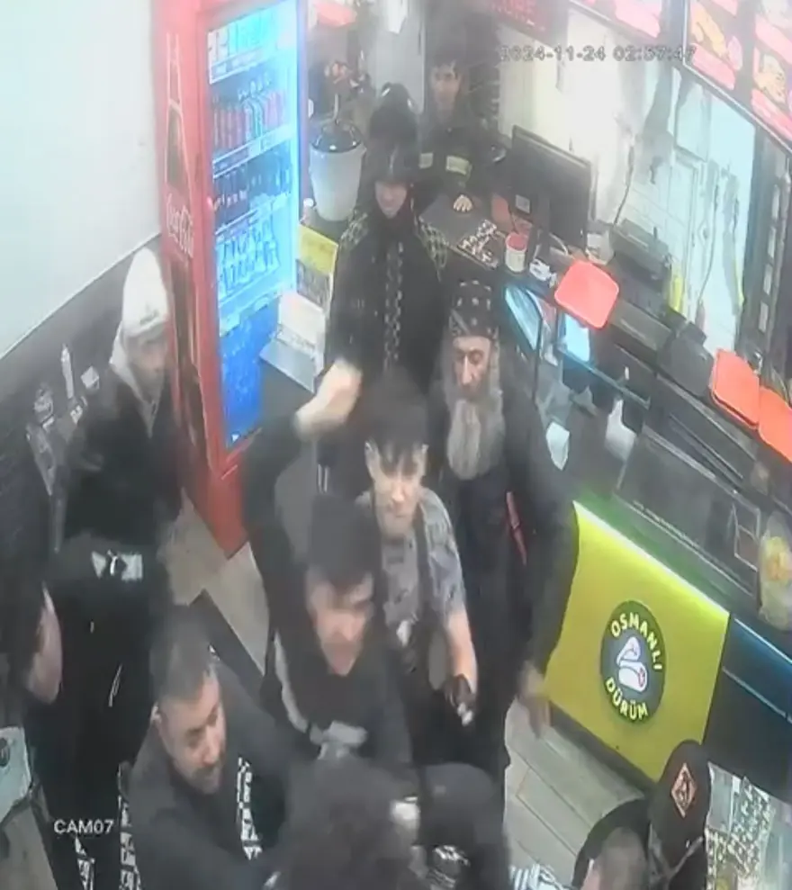 Taksim'deki kokoreççide kadına şiddete garsonlar müdahale etti! Dakikalarca döverek dışarı attılar 7