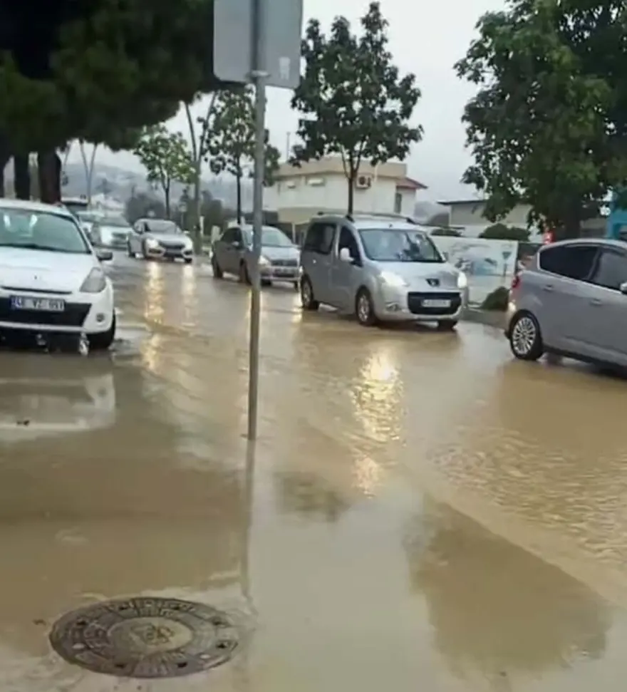Datça'da sağanak nedeniyle dere taştı, ev ve iş yerlerini su bastı 6