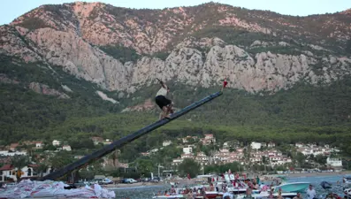 10 bin lira ödül için yağlı direğe tırmandılar: Yaralananlar hastanelik oldu