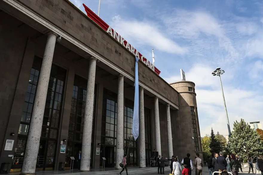 Ankara Garı'na mavi kravat astılar, prostat kanserine dikkat çektiler (#takbimavikravat) 2