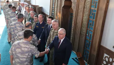 Yaşar Güler Mehmetçikle bayramlaştı