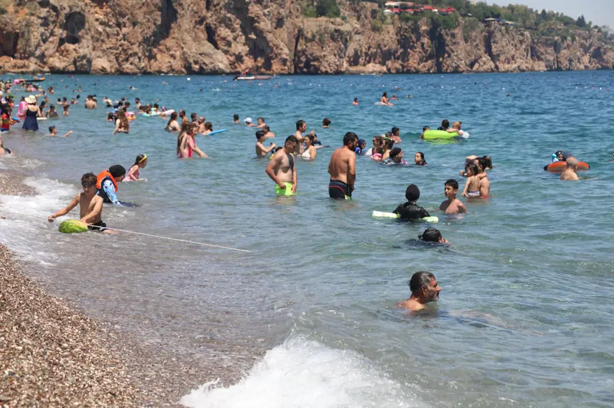 Hava sıcaklığı 40 dereceyi buldu: Sıcaktan bunalan sahile koştu 4