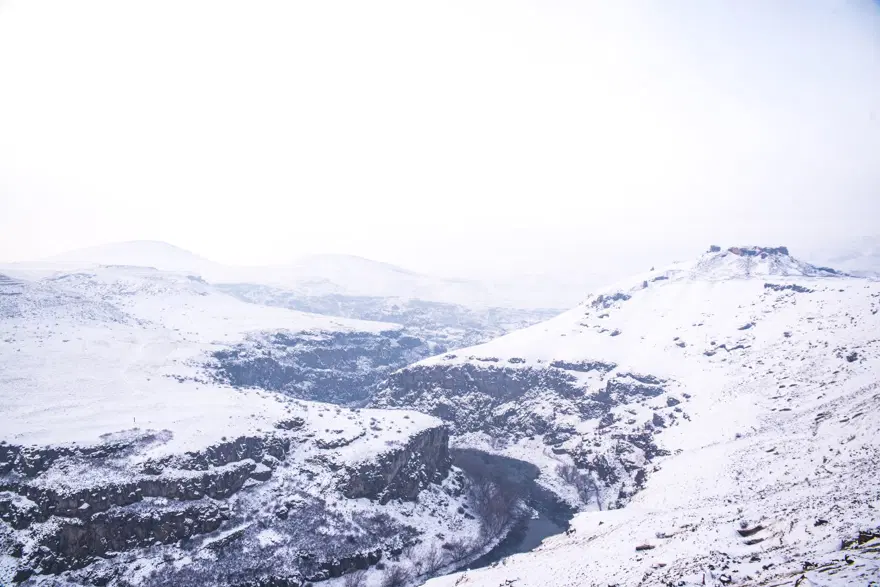 Beyaza bürünen Ani Antik Kenti masalsı güzelliğiyle yerli ve yabancı turistleri ağırlıyor 19 Beyaza bürünen Ani Antik Kenti masalsı güzelliğiyle yerli ve yabancı turistleri ağırlıyor 19