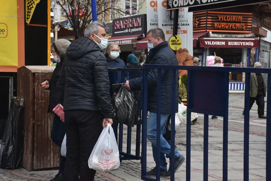 'Çok yüksek riskli' Edirne'de iki caddeye girişler bariyerlerle kapatıldı 5