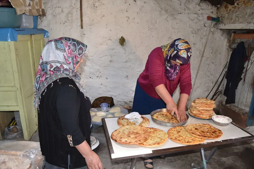 Karslı kadınlar ramazan ayında tandırları yöresel lezzetler için yaktı 7
