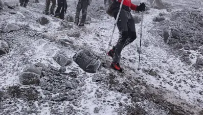 Temmuz soğuğu, zirvede eksi 35 derece: Saç ve sakalları buz tuttu