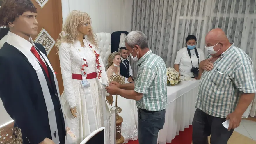 Düğünlerde 'yeni normal': Takılar cansız mankenlere takıldı 