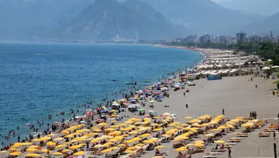 Hava sıcaklığı 40 dereceyi buldu: Sıcaktan bunalan sahile koştu