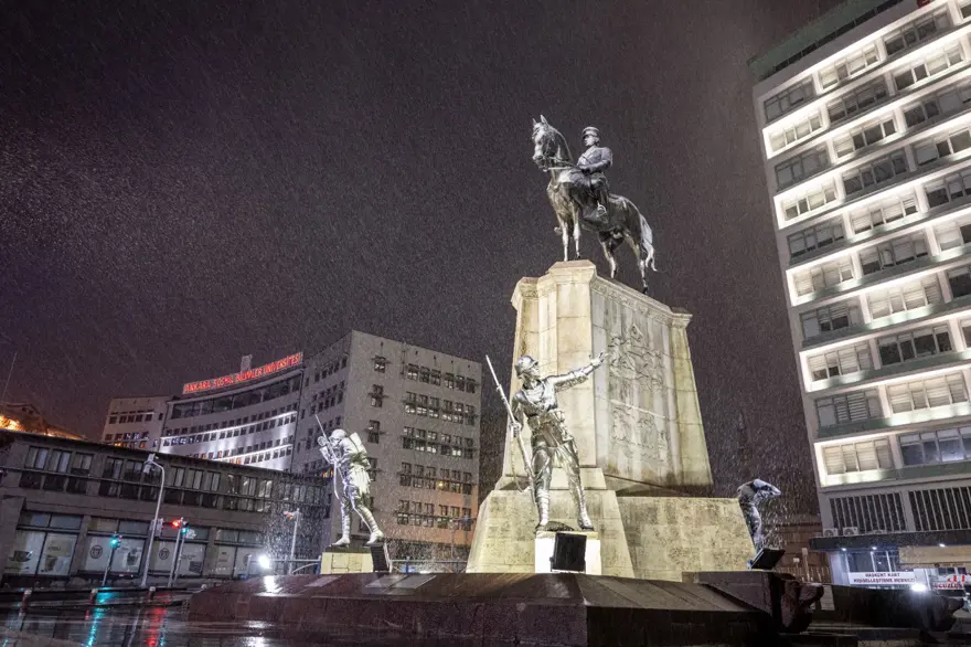 Ankara’da beyaz örtü: Anıtkabir’dekartpostallık görüntü 2