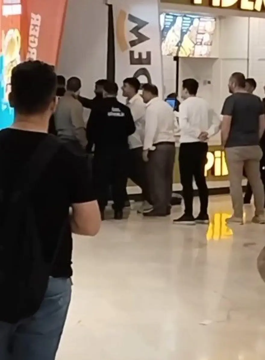 AVM’de hamburger kavgası: Garsonu dövdüler 4