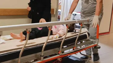 2 yaşındaki çocuk balkondan düşerek yaralandı
