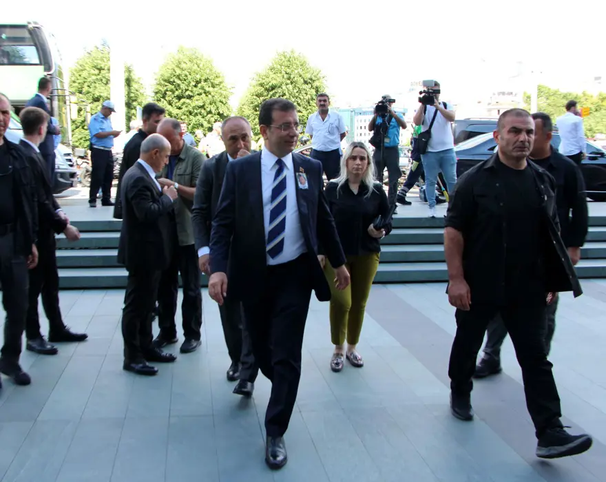 Cüneyt Arkın'ı binlerce kişi gözyaşlarıyla uğurladı 31 Cüneyt Arkın'ı binlerce kişi gözyaşlarıyla uğurladı 31