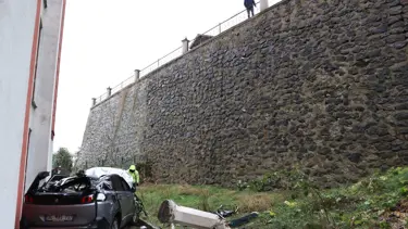 Otomobil metrelerce yükseklikten site bahçesine düştü! Anne ile oğlu yaralandı