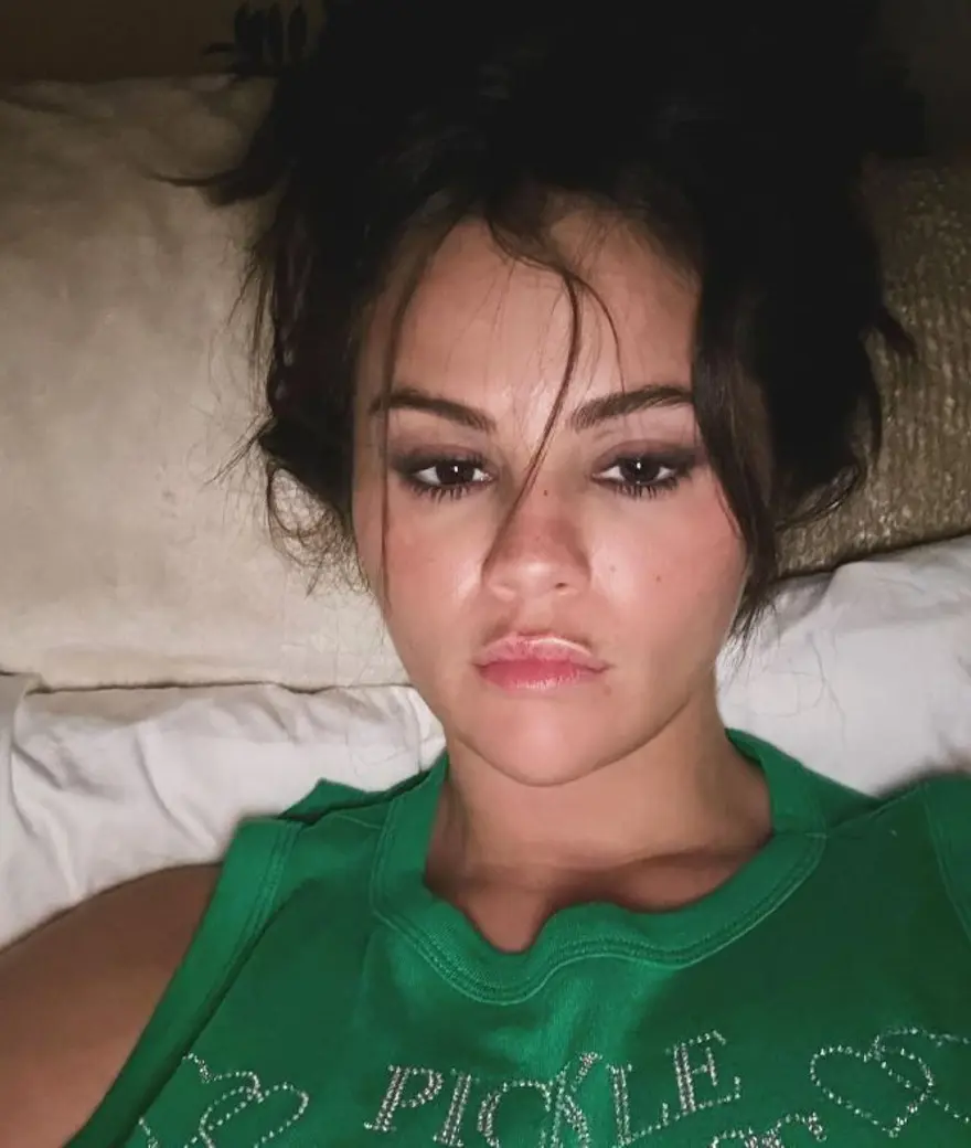 Selena Gomez gala tarzıyla Instagram'a damga vurdu 