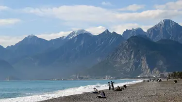 Antalya'da güneşli havayı fırsat bilenler denize girdi