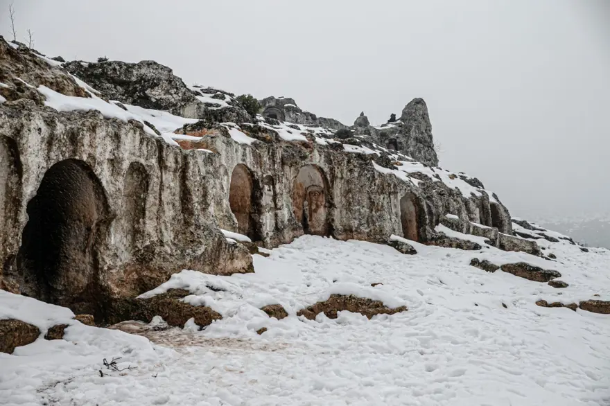 Hatay'da Gelinler Dağı Nekropol Alanı beyaza büründü 17