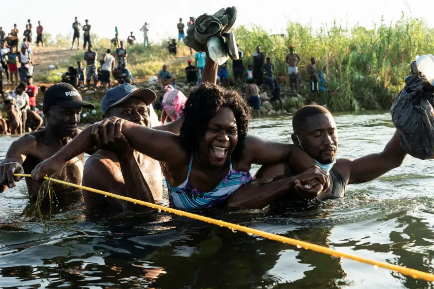 ABD'li sınır muhafızları kementlerle göçmenlere saldırdı: Beyaz Saray özür diledi 4