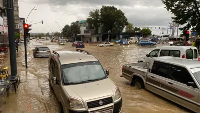 Giresun'da sağanak yağış hayatı felç etti
