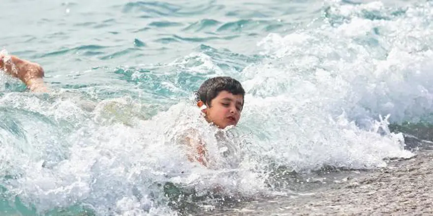 Çocuklar yüzdü, büyükler güneşlendi 10