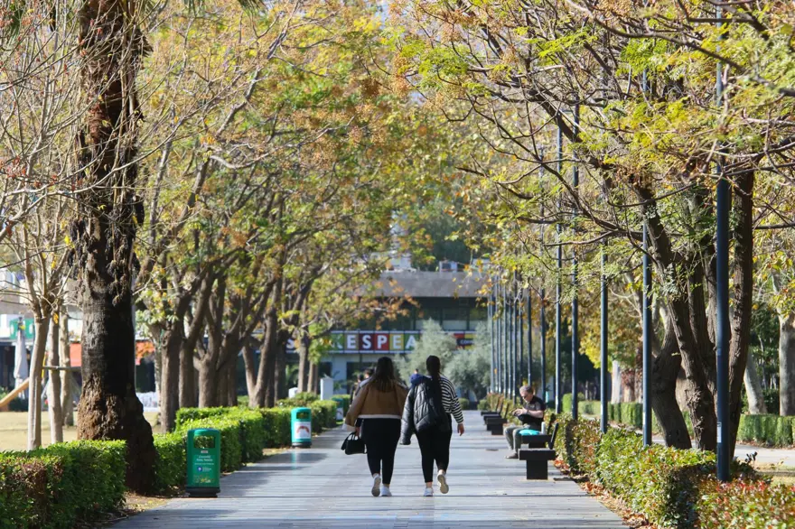 Antalya'da iki mevsim bir arada yaşanıyor 5 Antalya'da iki mevsim bir arada yaşanıyor 5