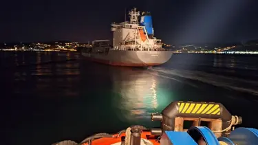 Boğaz'da sürüklenerek sahile çarpan gemi çekildi