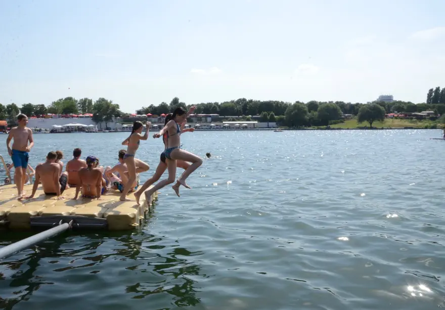 Avusturyalılar, serinlemek için Tuna Nehri'ne akın etti 2