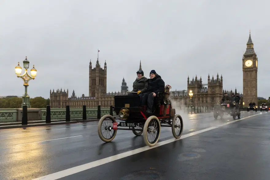 Londra‘da antika otomobiller yarıştı 