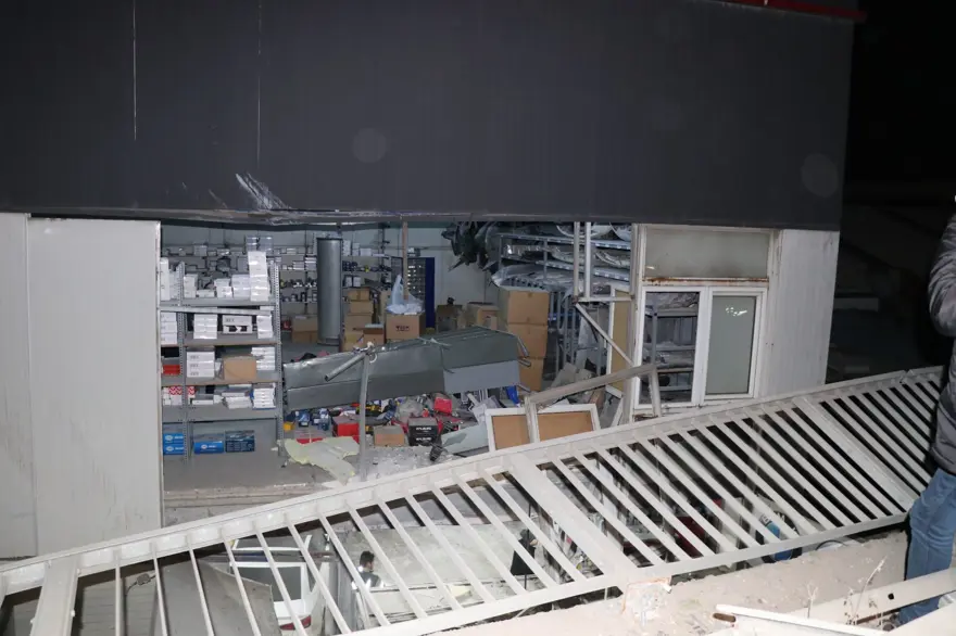 Faciadan dönüldü: Otomobile çarpan beton mikseri köprüden düştü 6