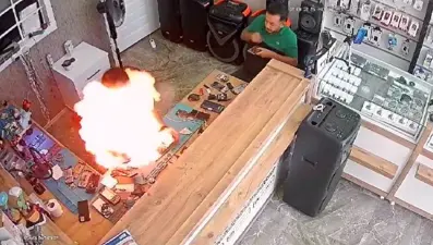 Telefon bataryası tamir sırasında patladı