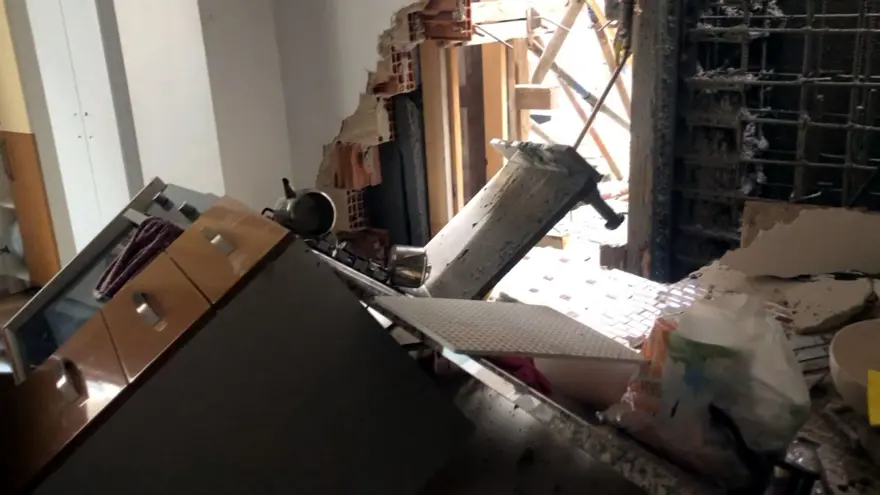 Beton mikseri evin duvarını deldi 8