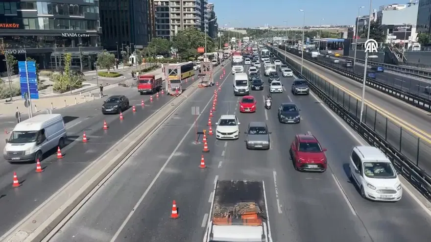 İstanbul’da 75 gün sürecek çalışma başladı: İki şerittrafiğe kapatıldı, araçlar güçlükle ilerledi İstanbul’da 75 gün sürecek çalışma başladı: İki şerittrafiğe kapatıldı, araçlar güçlükle ilerledi