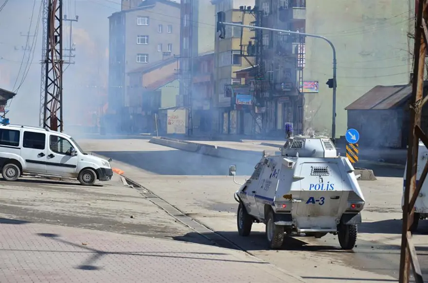 Kimlik kontrolü yapan gruba polis müdahalesi 7