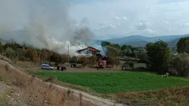Tokat'ta 2 katlı ahşap ev alev alev yandı