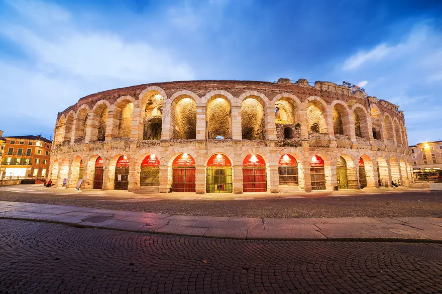 verona gezi rehberi, verona rehberi, verona gezilecek yerler, verona görülecek yerler, romeo ve juliet'in şehri, Adige Irmağı, Bra Meydanı, Casa di Giulietta, Castelvecchio, Erbe Meydanı, Via Mazzini 4