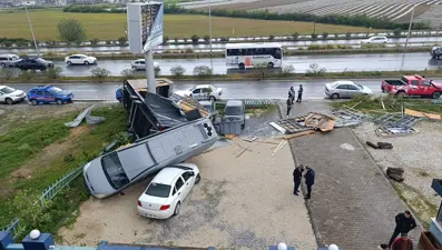 Antalya'da hortum: İki tonluk bungalovu sürükledi, minibüsü otomobillerin üzerine fırlattı!