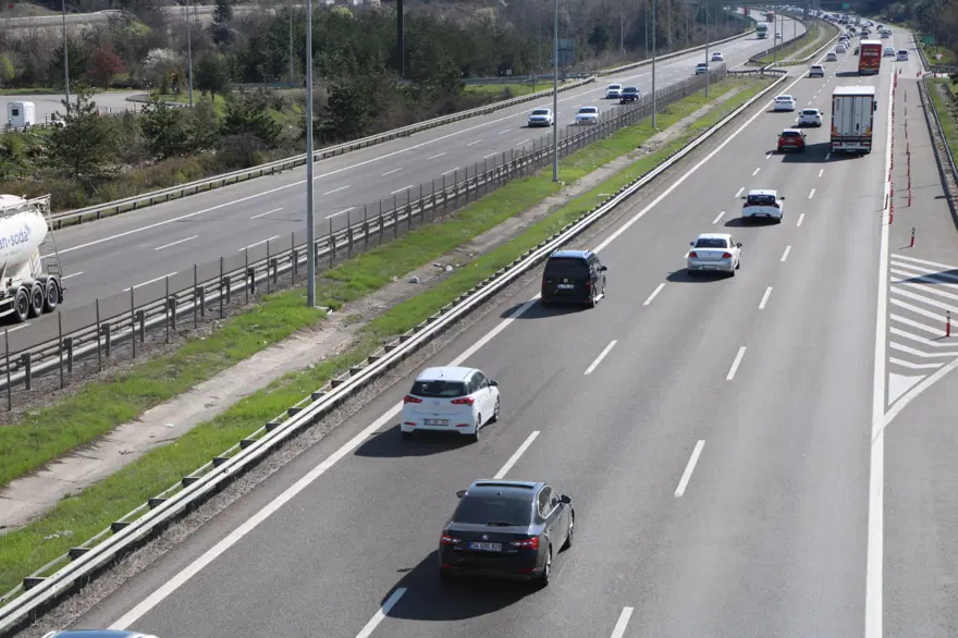Bolu geçişinde bayram trafiği yoğunluğu azaldı 2 Bolu geçişinde bayram trafiği yoğunluğu azaldı 2
