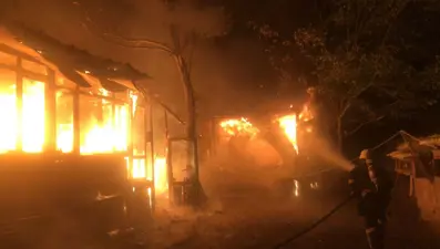 Baraka alev alev yandı, küllerin arasında para aradılar