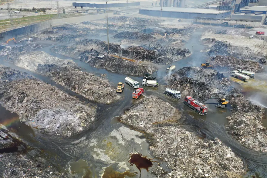 Günlerdir alev alev yanan kağıt fabrikasında 140 bin ton kağıt kül oldu 1 Günlerdir alev alev yanan kağıt fabrikasında 140 bin ton kağıt kül oldu 1