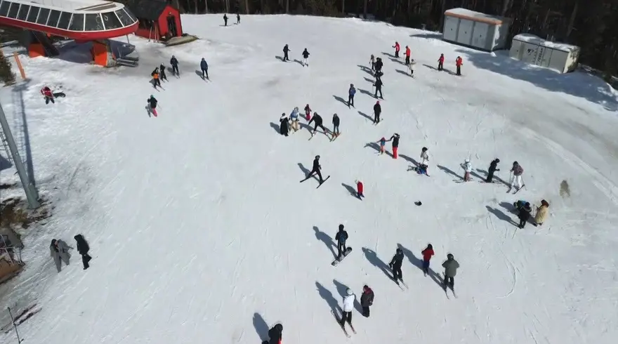 Bahar mevsiminde de ziyaretçi akınına uğruyor: Sarıkamış'ta kayak keyfi sürüyor 3 Bahar mevsiminde de ziyaretçi akınına uğruyor: Sarıkamış'ta kayak keyfi sürüyor 3
