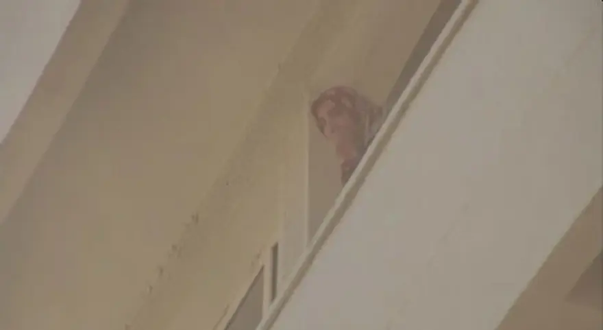 Gözünü kırpmadan ateşe daldı 3 Gözünü kırpmadan ateşe daldı 3